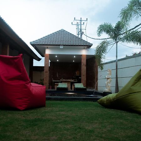 Aghasvina Guest House Canggu Buitenkant foto