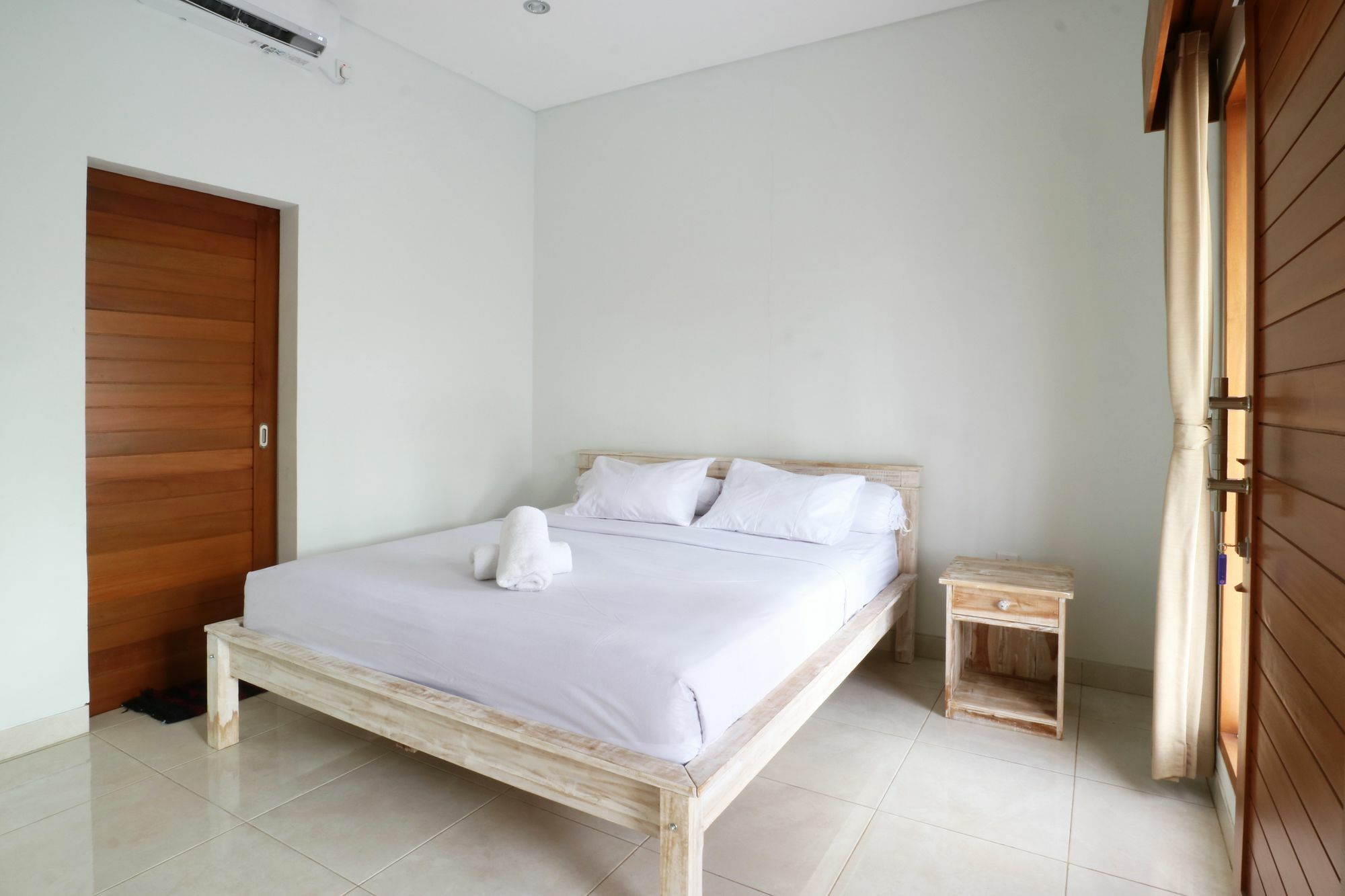 Aghasvina Guest House Canggu Buitenkant foto